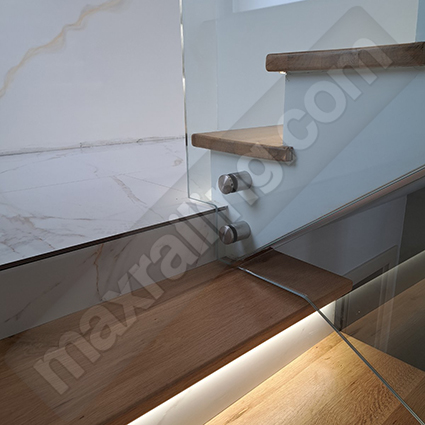 Стъклен парапет по стълби с дистанционер